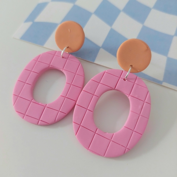 Pink and Orange Oval Grid Polymer Clay Earrings - Picture 2 of 2